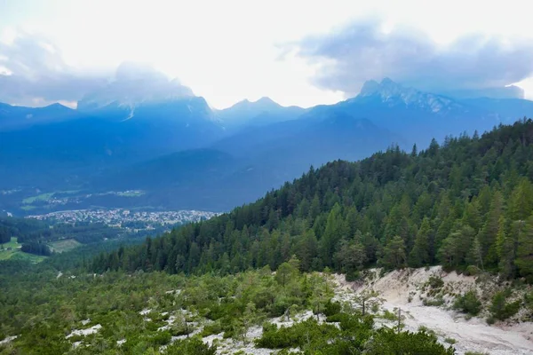 Красивий Краєвид Горами Блакитним Небом — стокове фото