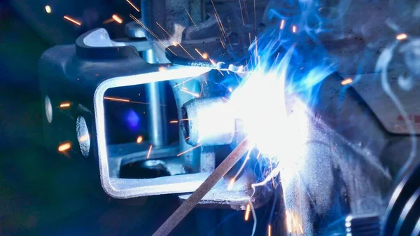 工厂的焊接工作 — 图库照片