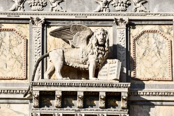 Рим Италия Детальный Фасад Архитектуры — стоковое фото