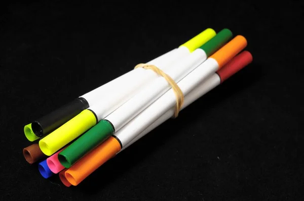 Kolorowe Długopisy Czarnym Tle — Zdjęcie stockowe