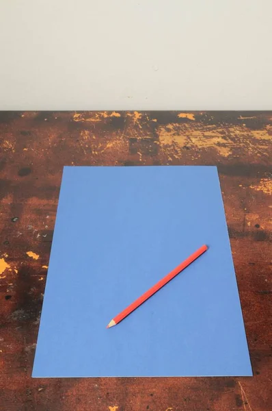 Ahşap Bir Arka Planda Kalem Mavi Kağıt — Stok fotoğraf