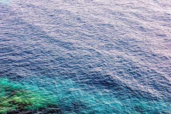 有蓝色海浪的水面 — 图库照片