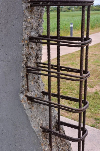 園内の錆びた金属製の柵 — ストック写真