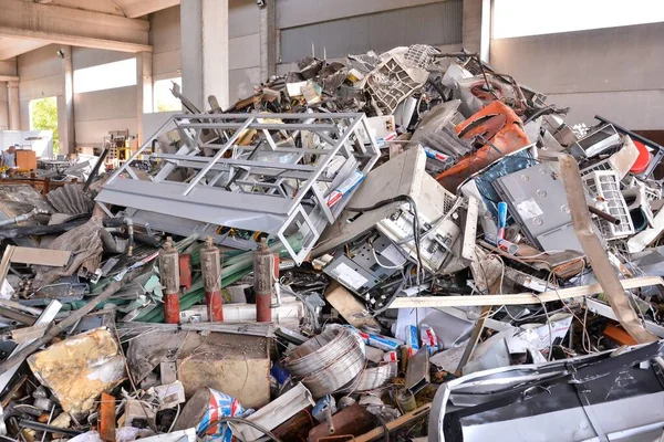 Hromada Odpadků Rozbitého Kovu Městě — Stock fotografie