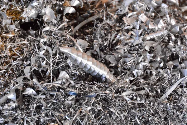 市内の壊れた金属のゴミの山 — ストック写真