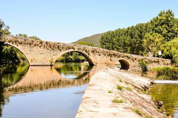 Hermosa Vista Del Río Con Viejo Puente Piedra — Foto de Stock