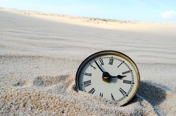 Часы Лежат Песке Пляже — стоковое фото