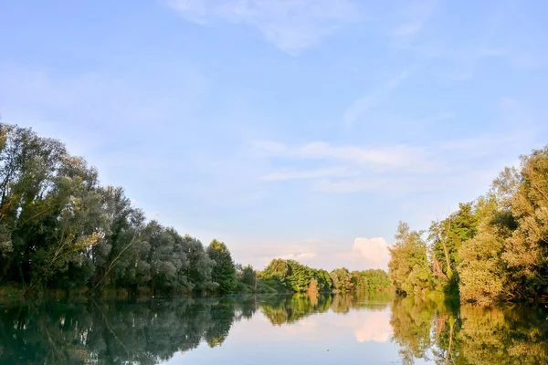 Gyönyörű Kilátás Nyílik Tóra — Stock Fotó