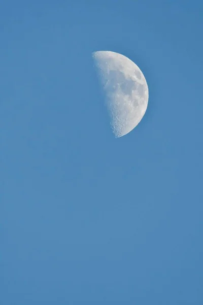 Lua Cortada Pela Metade Céu Azul — Fotografia de Stock