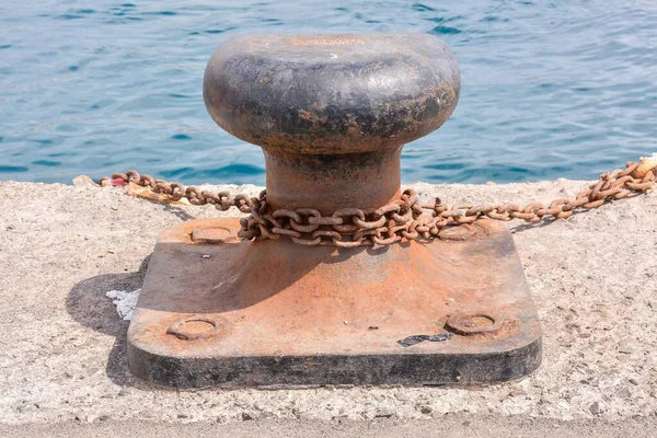 Παλιά Σκουριασμένη Αλυσίδα Στο Λιμάνι — Φωτογραφία Αρχείου