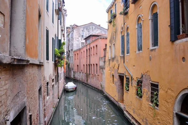 意大利威尼斯 旧城街道和运河景观 — 图库照片