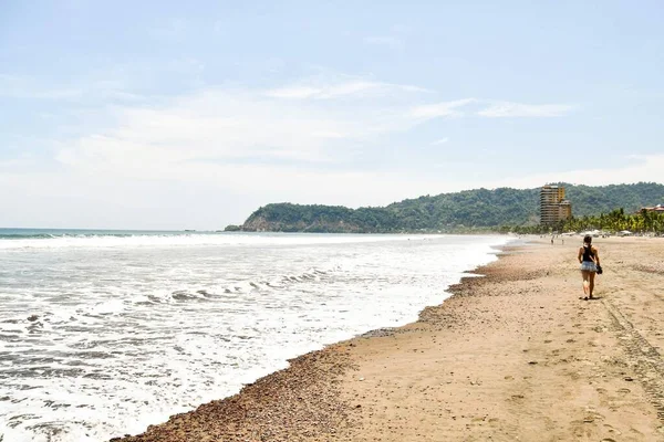 Eine Junge Frau Spaziert Strand — Stockfoto