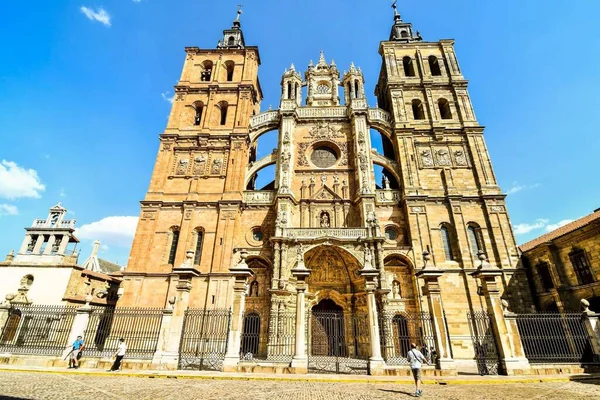 Gotická Katedrála Astorga Španělsku Před Kostelem Modrou Oblohou — Stock fotografie