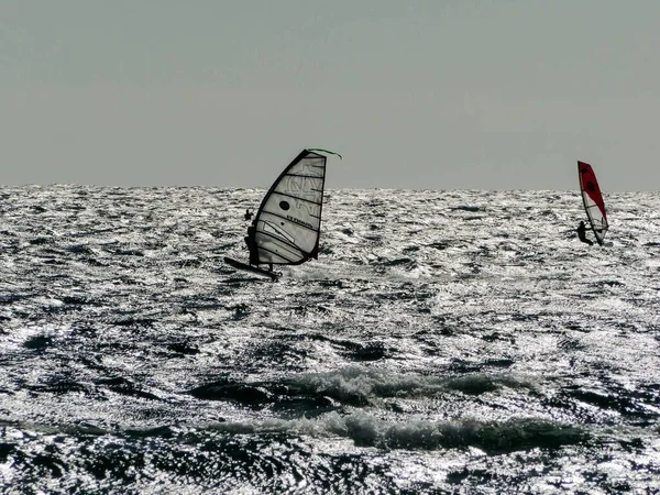 Uomo Che Cavalca Una Tavola Surf Sulla Spiaggia — Foto Stock