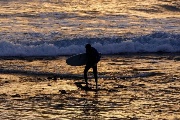 Homme Chevauchant Une Planche Surf Sur Plage — Photo