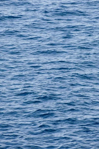 Blå Vattenyta Med Ringar — Stockfoto