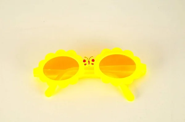 Óculos Sol Com Uma Moldura Amarela Sobre Fundo Branco — Fotografia de Stock
