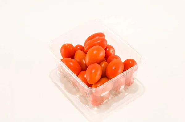 Verse Rode Tomaten Een Plastic Doos Witte Achtergrond — Stockfoto