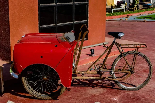 Bicicleta Roja Estacionada Calle —  Fotos de Stock