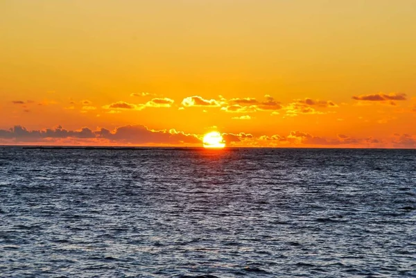 海の上の美しい夕日 — ストック写真