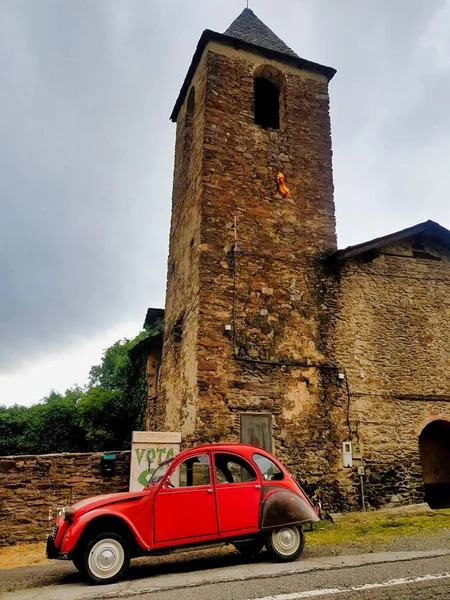 Rotes Auto Und Mittelalterliche Architektur — Stockfoto