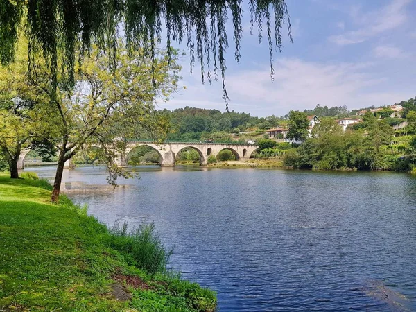 Hermosa Vista Del Puente Sobre Río —  Fotos de Stock