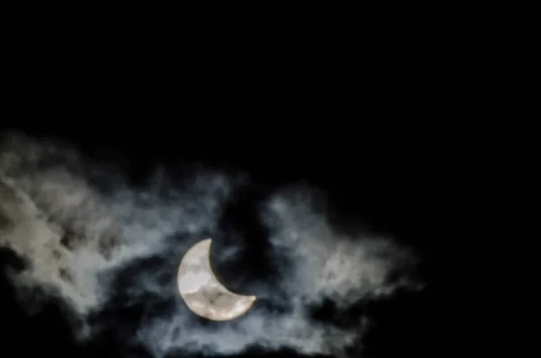 黑色背景下的月亮和云 — 图库照片
