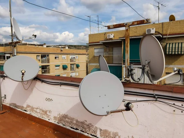 Antennes Paraboliques Sur Toit Maison — Photo