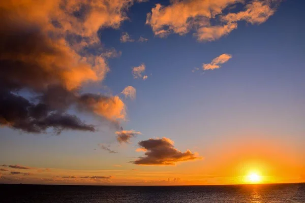 海の上の美しい夕日 — ストック写真