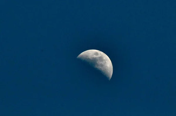 月蚀闭合显示月球表面的细节 — 图库照片
