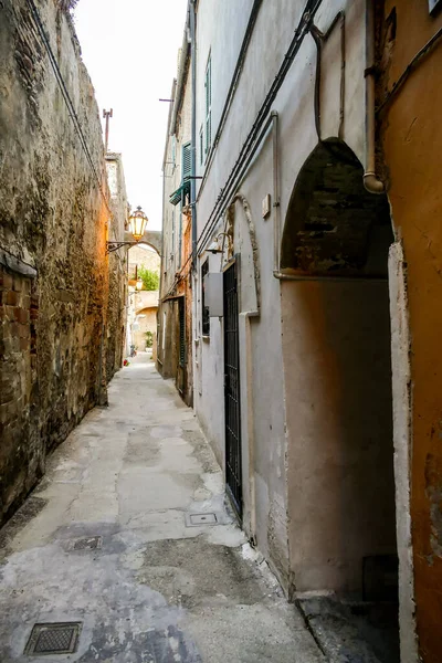 아드리 아해에 이탈리아의 오르토나 중세성과 아름다운 역사적 중심지 아브루초 — 스톡 사진
