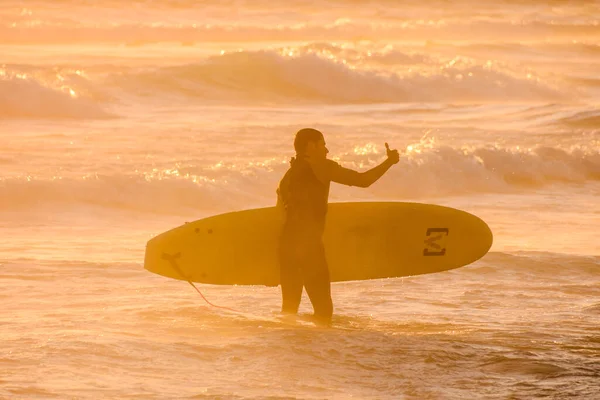 Surfista Singolo Tramonto Oceano Calmo — Foto Stock