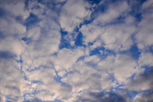 Cielo Con Nuvole Nei Toni Del Blu — Foto Stock
