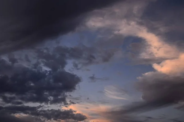 Cloudscape Nuvens Coloridas Pôr Sol Perto Oceano — Fotografia de Stock