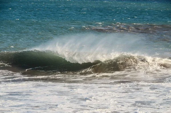 Big Blue Wave Quebra Oceano Atlântico — Fotografia de Stock