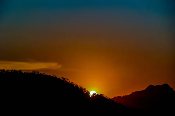 山の中の夕日美しい写真デジタル画像 — ストック写真