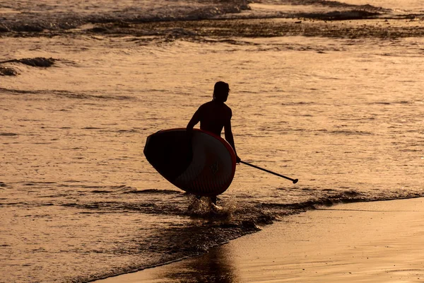 Surfista Singolo Tramonto Oceano Calmo — Foto Stock