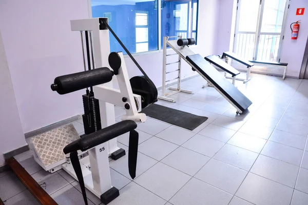 空荡荡的现代健身房健身中心的设备和机器 — 图库照片