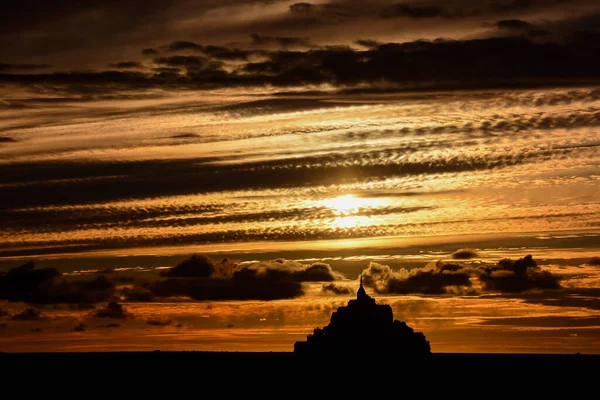 Hermoso Cielo Puesta Del Sol Silueta Mont Saint Michel Isla — Foto de Stock
