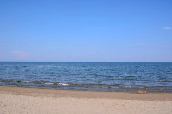 美丽的海滩 有海浪和蓝天 — 图库照片