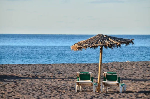 Güzel Plaj Sandalyeleri Şemsiye Mavi Gökyüzü — Stok fotoğraf