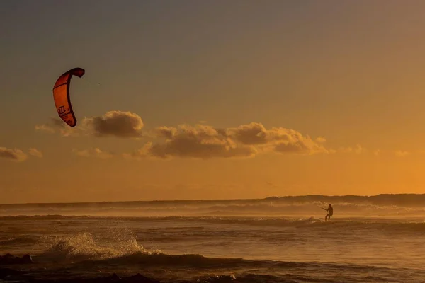 Aquilone Surfista Che Vola Sulla Spiaggia — Foto Stock