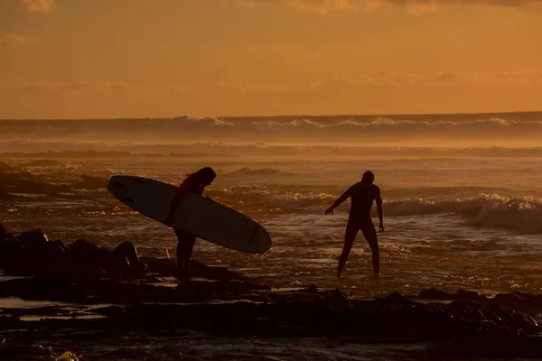 Uomini Con Tavole Surf Sulla Spiaggia — Foto Stock