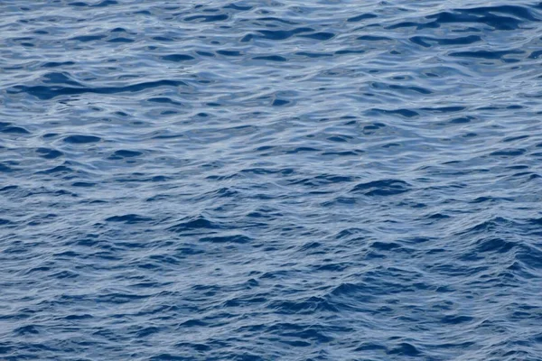 Niebieska Powierzchnia Wody Falami — Zdjęcie stockowe