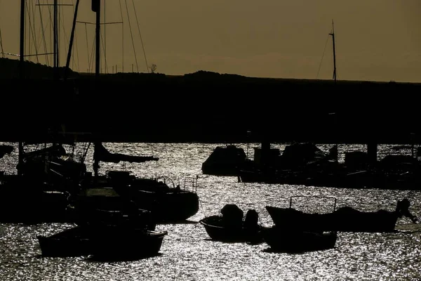 Siluetas Barcos Amarrados Bahía Atardecer —  Fotos de Stock