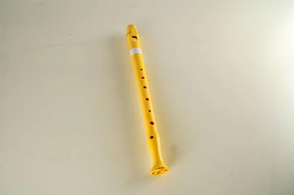 Una Flauta Amarilla Sobre Fondo Blanco — Foto de Stock