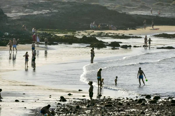 Persone Piedi Sulla Spiaggia Isole Canarie Tenerife Spagna — Foto Stock