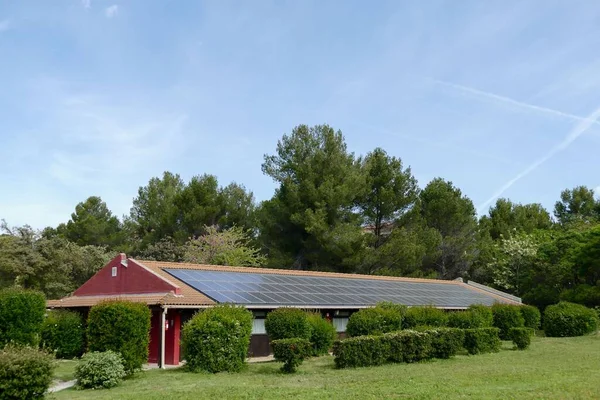 Painéis Solares Telhado Uma Casa — Fotografia de Stock