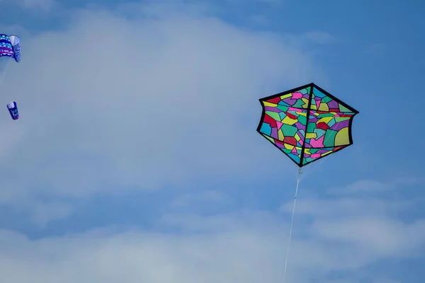 空のカラフルな凧 — ストック写真