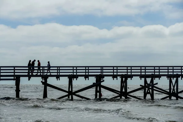 Mensen Die Houten Pier Golvende Zee Lopen — Stockfoto